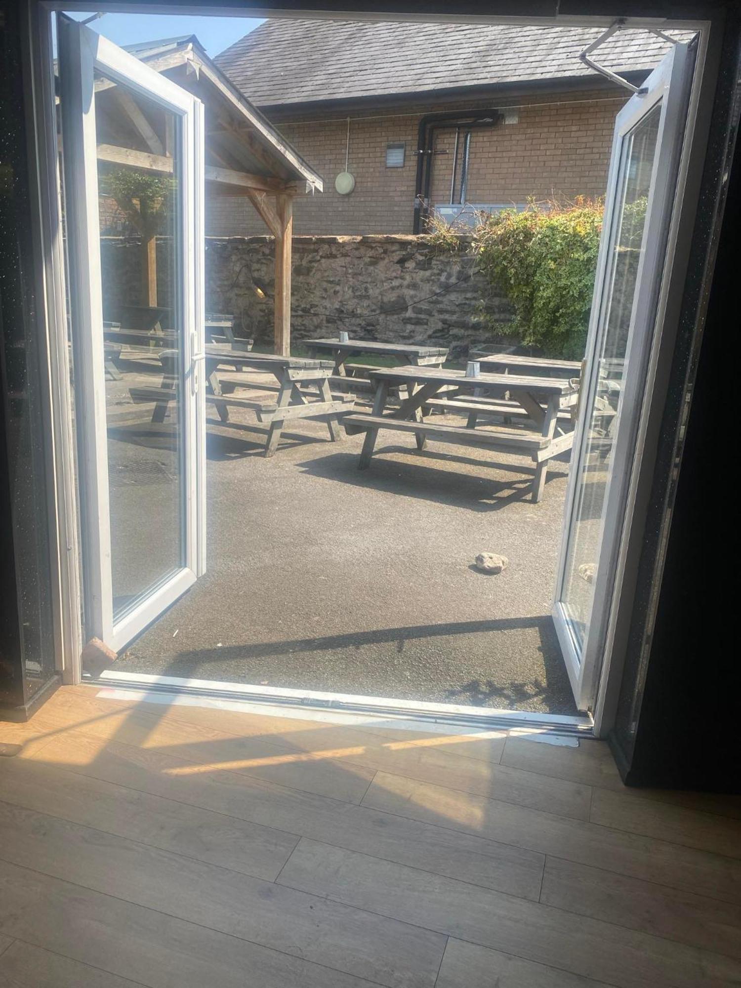 Prince Of Wales Pub And Accommodation Llangollen Exteriör bild