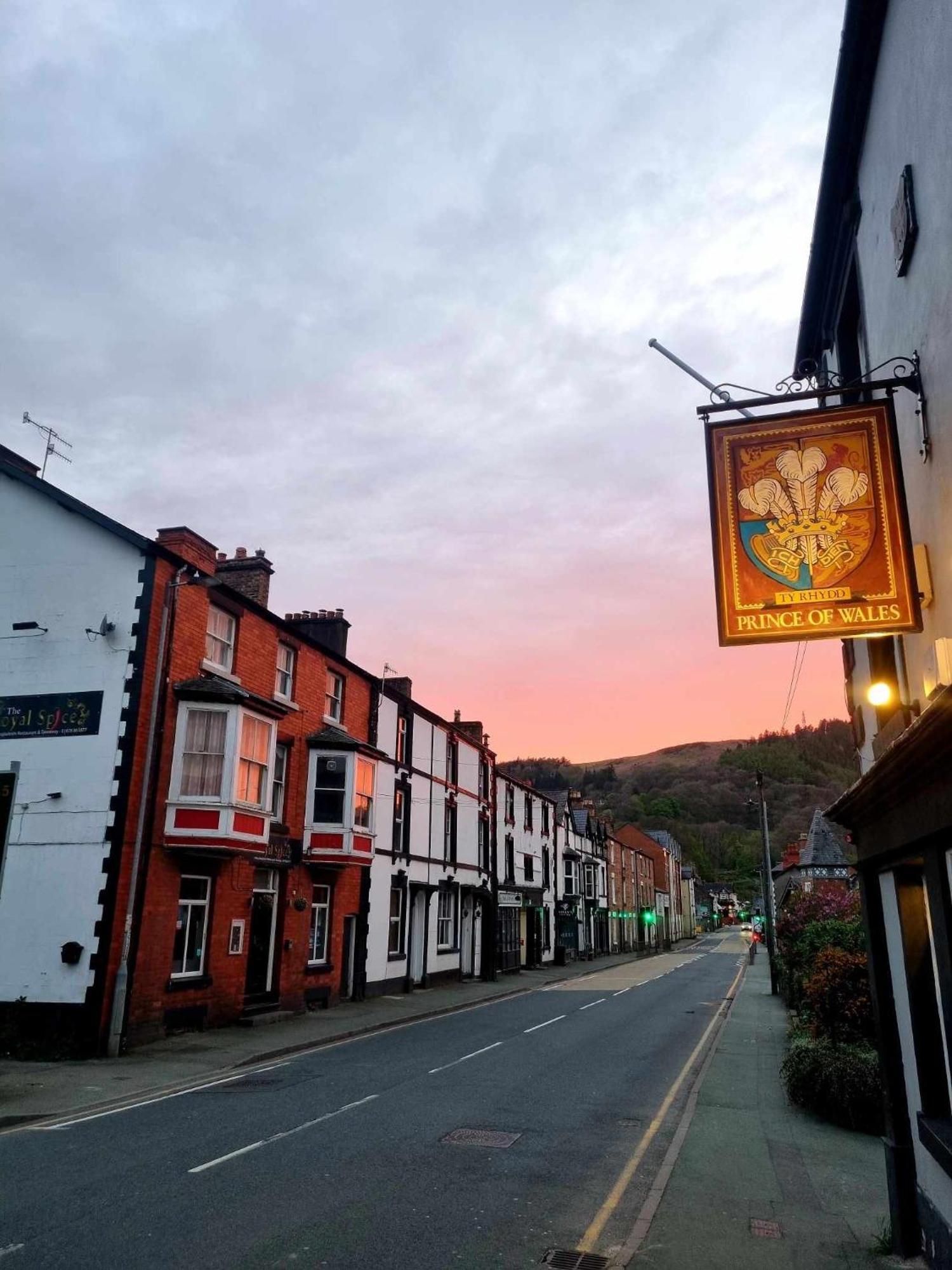 Prince Of Wales Pub And Accommodation Llangollen Exteriör bild