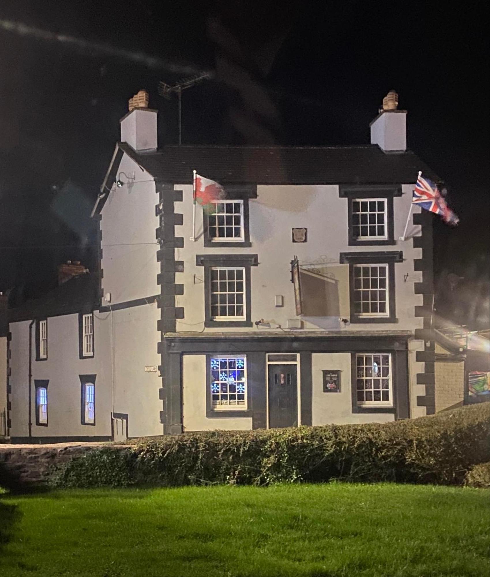 Prince Of Wales Pub And Accommodation Llangollen Exteriör bild